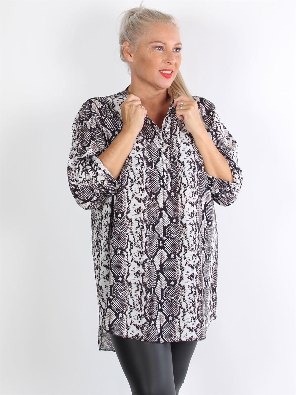 Ravenna - Brun skjorte i slangeprint med knapper ved udskæringen